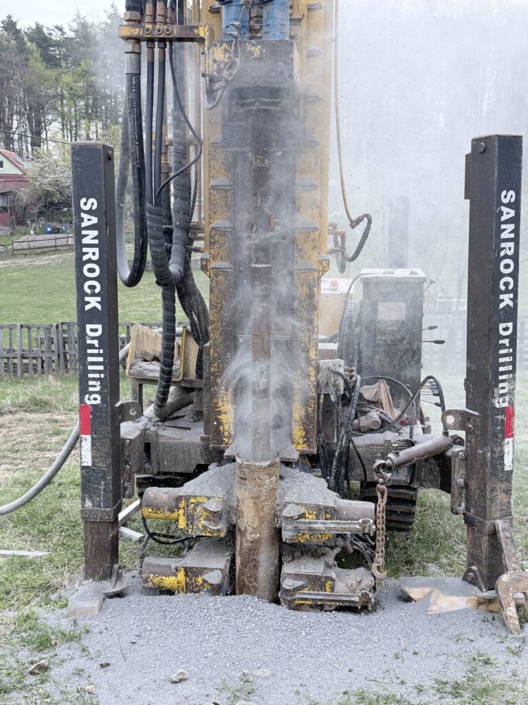 Vŕtanie studní Detva, Zvolen, Krupina – vŕtané studne, prieskum vody, čistenie a údržba studní. Studne pre domy aj pozemky.